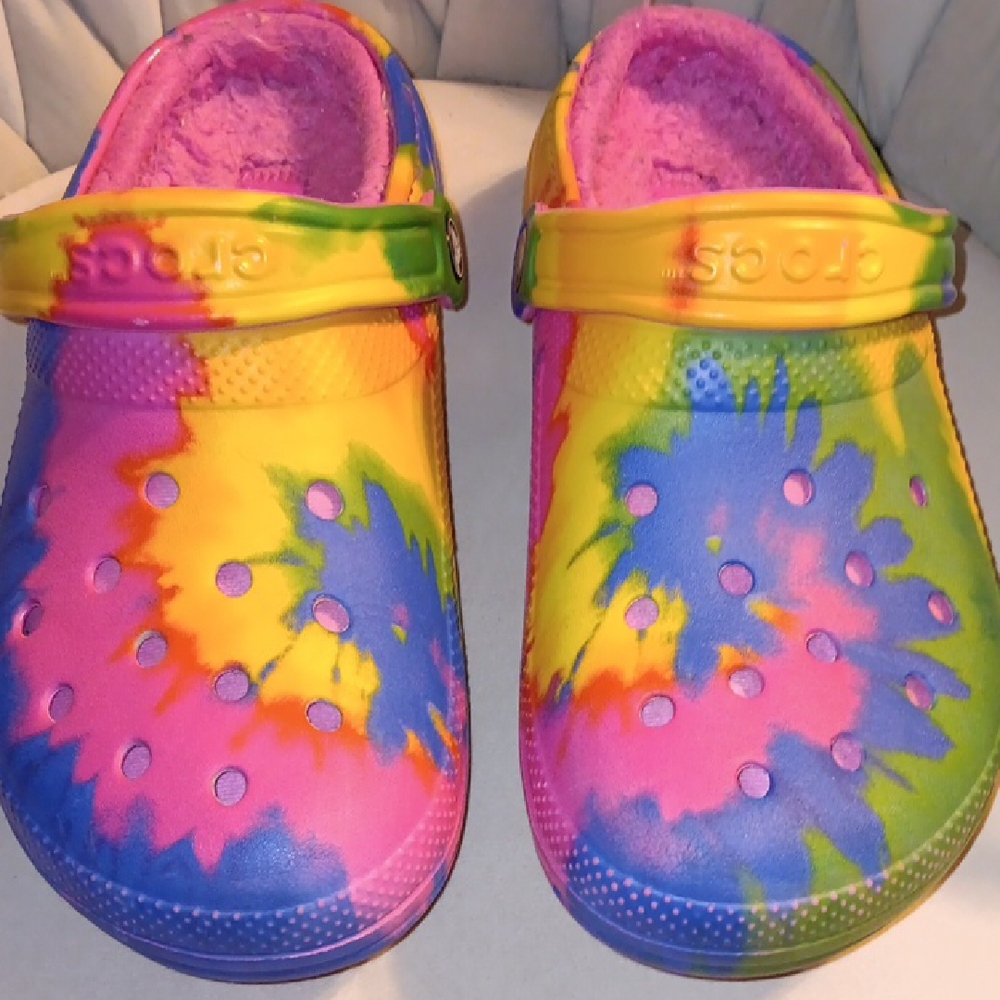 Crocs Colorful Tie-Dye Clogs with Fuzzy Lining - Picture 2 of 4